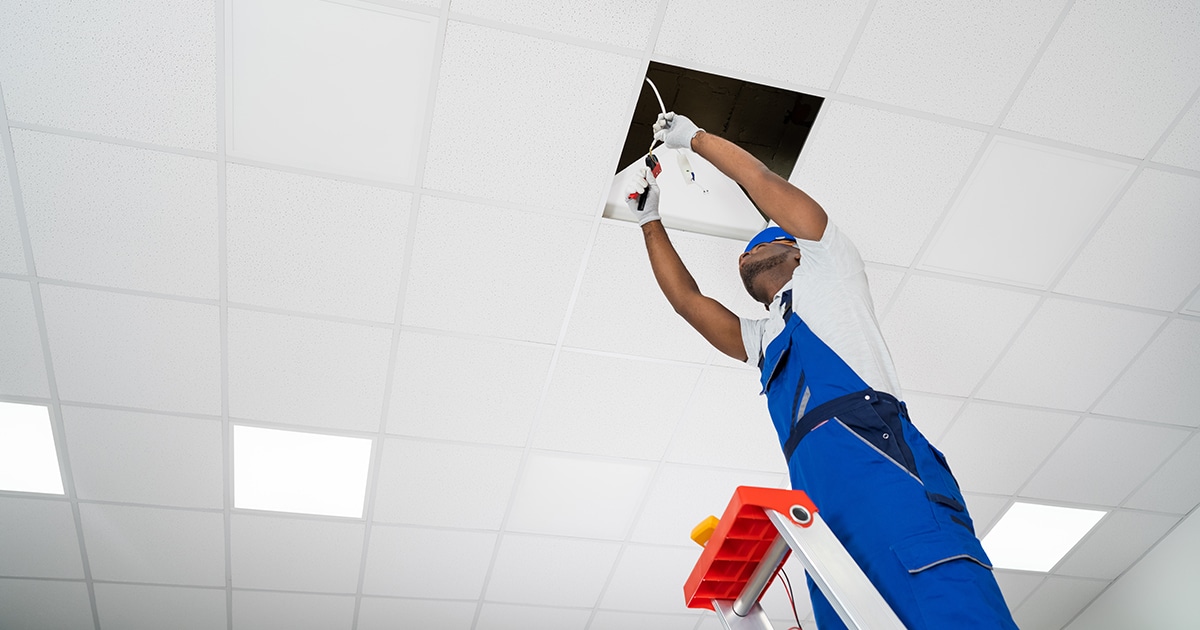 Werkman repareert plafondverlichting