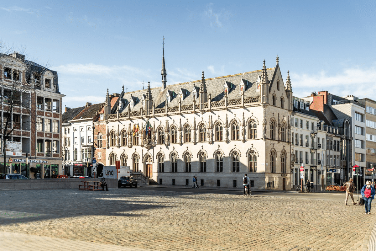 Stad Kortrijk grote markt en stadhuis